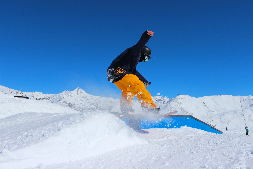 Snowboard Instructor courses in France, Canada New Zealand